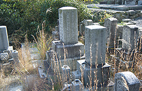 1-1、遠方にある移設前のお墓の状態。 