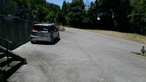 墓地の隣が駐車場でお参りしやすです。