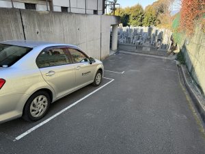 室町時代からある灯篭が魅力の本堂です