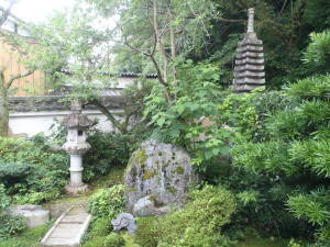旧奈良街道に面する山門