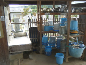 水道・バケツ置場・掃除用具も完備されています