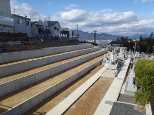 新区画は全て琵琶湖向きで駐車場からも近くお参りしやすくなっております。
フリー区画や車椅子でもお参りしやすい区画もございます