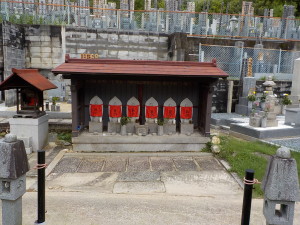 霊園入口に六体地蔵尊があり、墓地を見守って下さっております