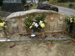 一つの石に彫られた六体地蔵尊が墓地を見守って下さっております