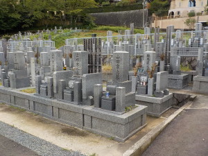 新規格墓所は巻石が基壇式になっております