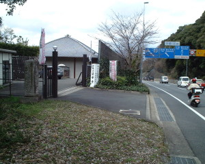 室町時代からある灯篭が魅力の本堂です