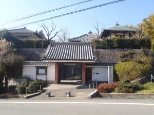 小高い丘の上にお寺はあります