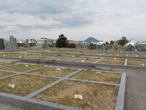 石田共同墓地　フラット設計でお参りが」しやすいです
