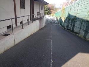 室町時代からある灯篭が魅力の本堂です