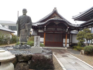 蓮如上人銅像。平成8年3月25日除幕法要が行われました。