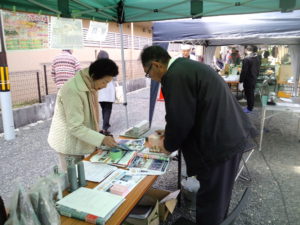 お宮さん市　商品説明風景