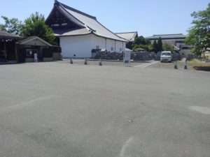 駐車場より墓地へはフラットな通路