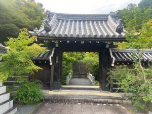 山門の奥にはもみじのトンネルがあります。