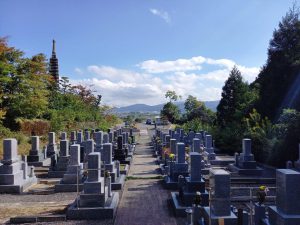 湖南市指定の名刺の庭園は墓地に隣接しており自由に拝園できます
