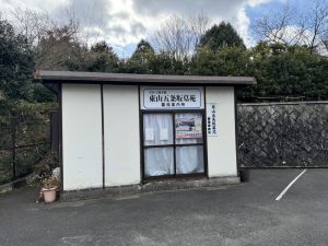 室町時代からある灯篭が魅力の本堂です