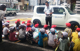 地域の小学生が石のお勉強に来られることもあります。