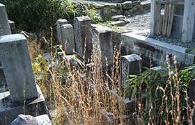 1-2、遠方にある移設前のお墓の状態。